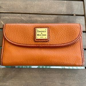 DOONEY & BOURKE PEBBLE CONTINENTAL CLUTCH WALLET IN CARAMEL